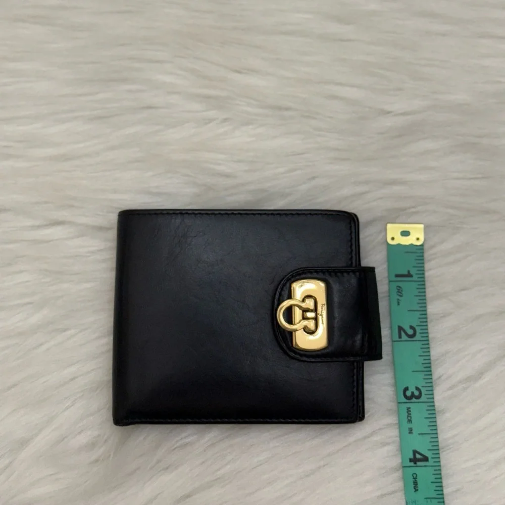SALVATORE FERRAGAMO - BLACK LEATHER GOLD PLATED SECURE CLOSURE BIFOLD WALLET